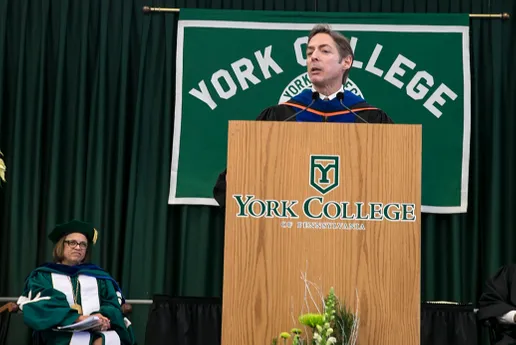Prof. Dennis Weiss delivering the winter 2014 Commencement address